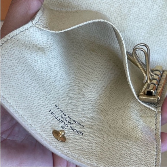 Authentic Louis Vuitton keys holder 🤎💛🤎🤎🔑🔑🔑 - Picture 8 of 12